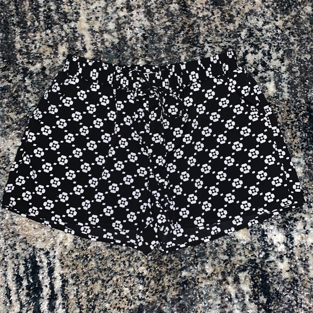 E Hanger M Shorts size small pre owned